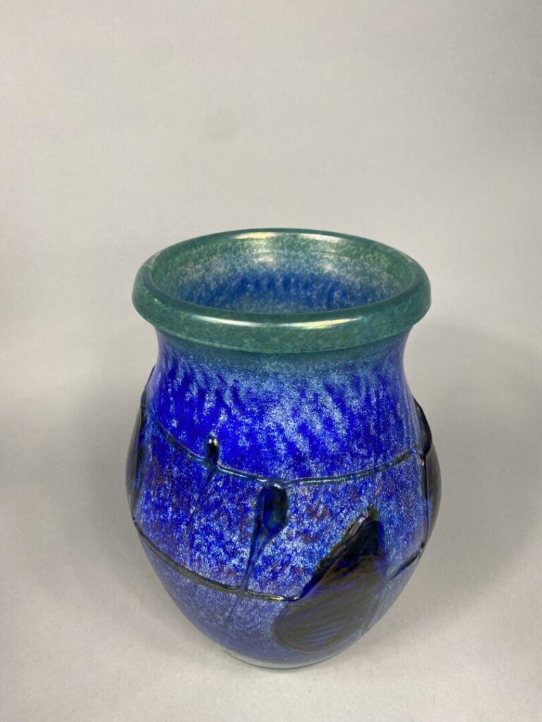 Jean-Claude NOVARO (1943-2014) - Vase en verre soufflé multicouche irisé dans l…