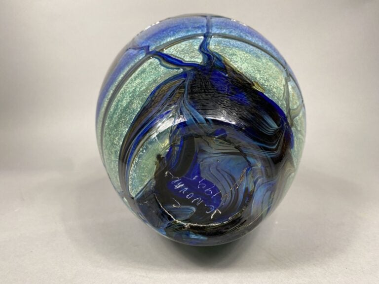 Jean-Claude NOVARO (1943-2014) - Vase en verre soufflé multicouche irisé dans l…