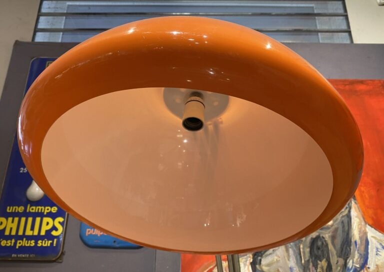 Lampadaire en métal chromé à long bras en arc divisé en trois puis en deux, ave…
