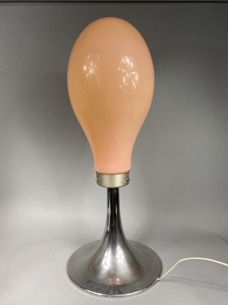 Lampadaire en métal chromé et verre opalin rose - Travail italien ? - Années 60…