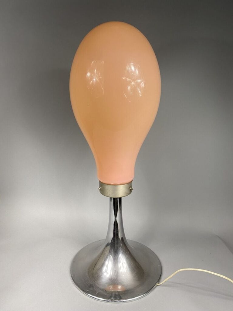 Lampadaire en métal chromé et verre opalin rose - Travail italien ? - Années 60…