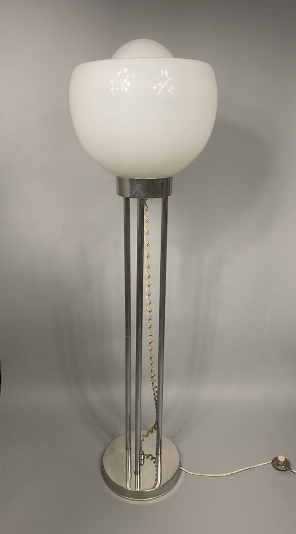 Lampadaire en piètement en métal chromé tripode reposant sur une base circulair…