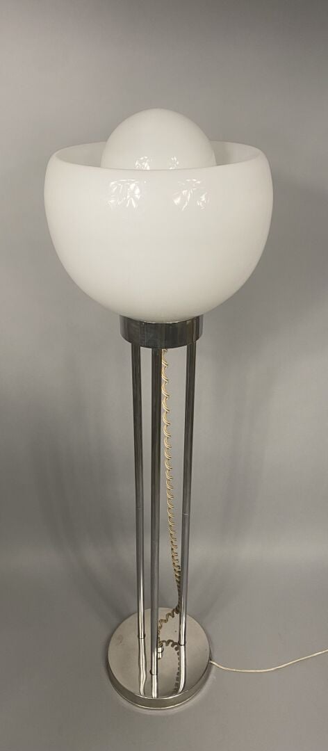 Lampadaire en piètement en métal chromé tripode reposant sur une base circulair…