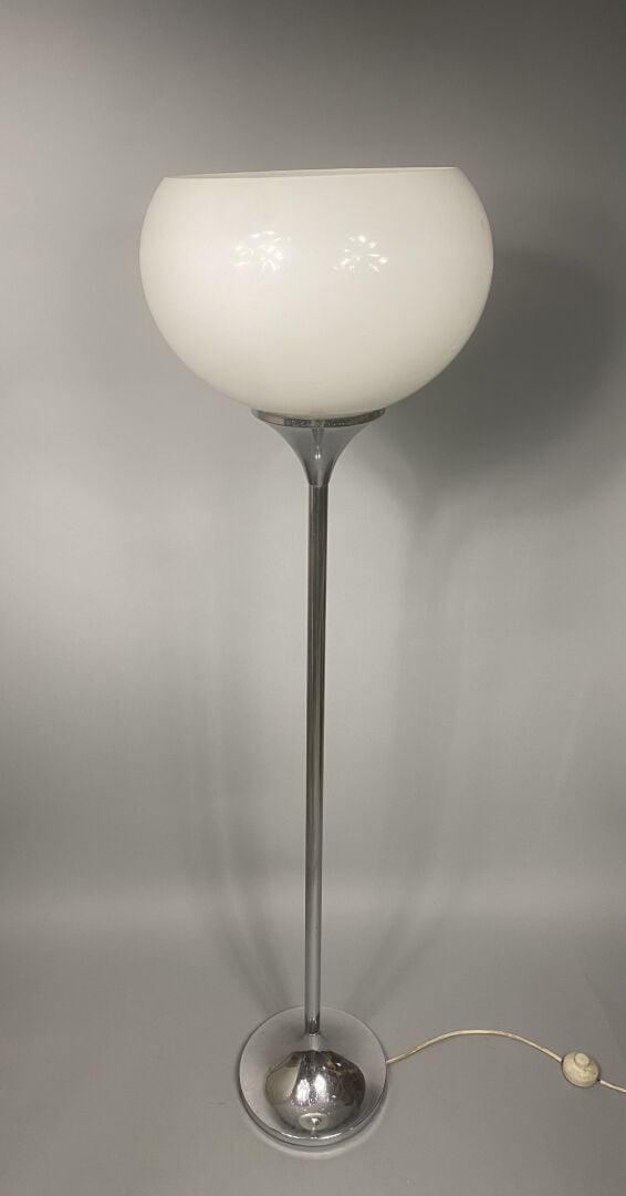 Lampadaire, le fût en métal chromé retenant un réflecteur en plastique blanc -…