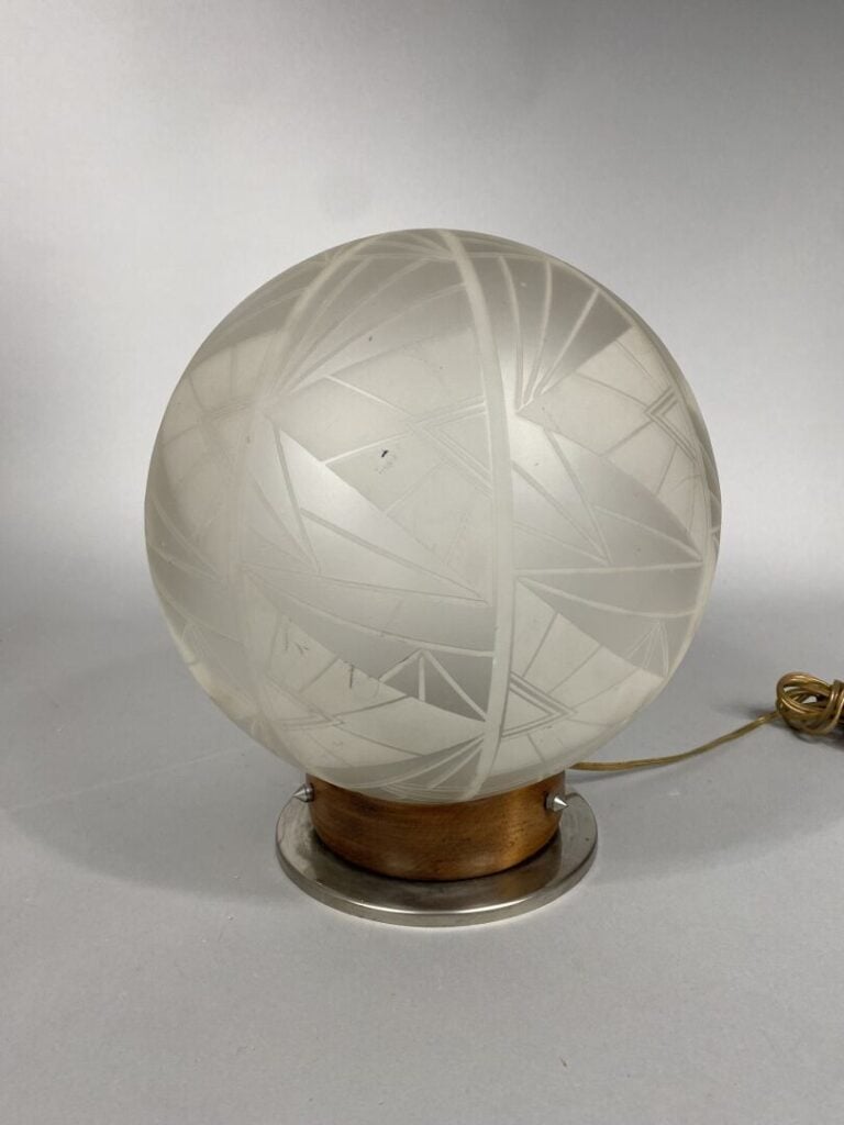 Lampe à poser de forme boule en verre partiellement satiné et gravé de motifs g…