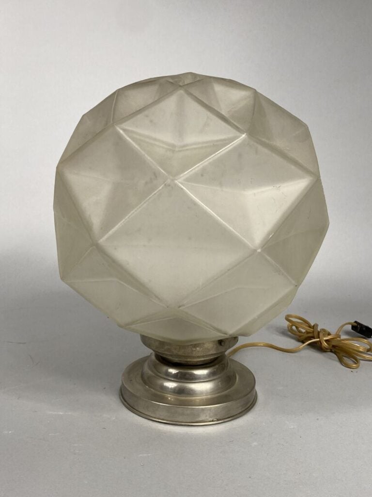 Lampe à poser en métal et verre moulé de forme boule à décor de facettes géomét…
