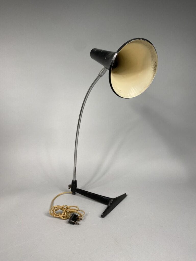 Lampe de bureau en tôle laquée noire et métal chromé - H : 53 cm - (usures, man…