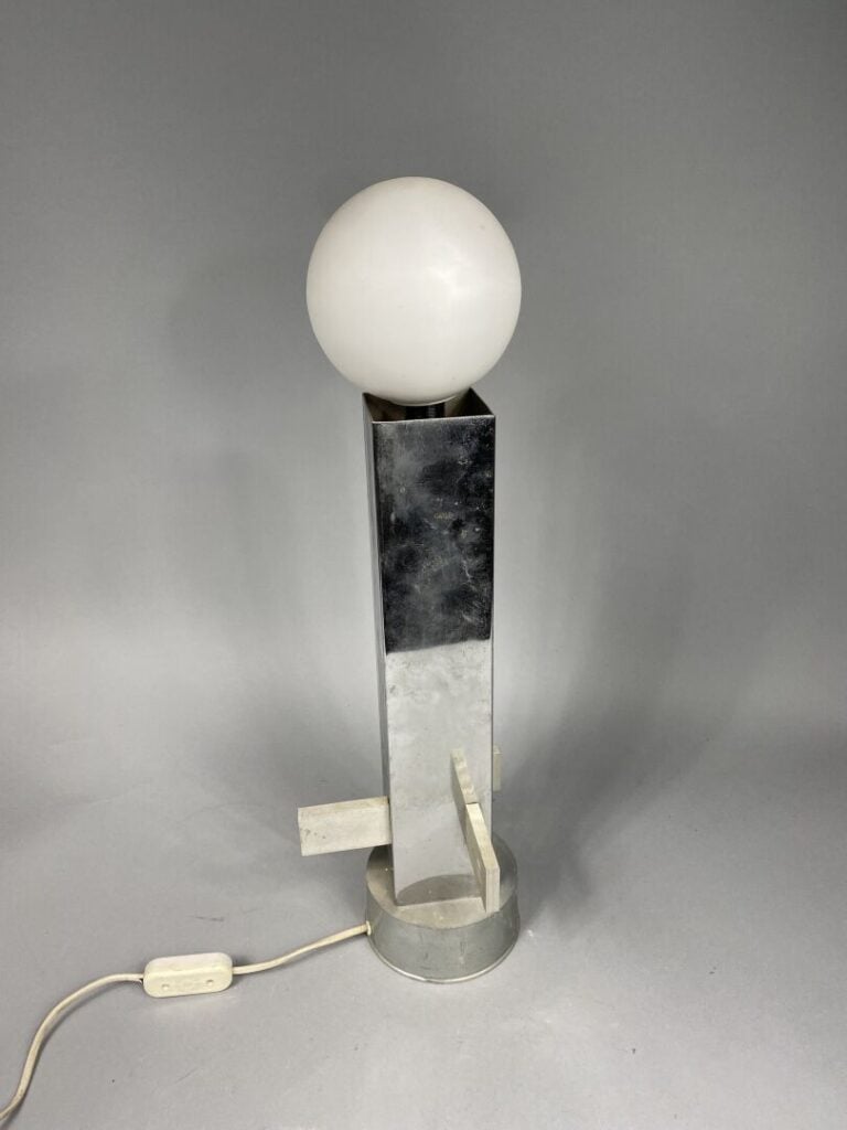 Lampe en acier brossé et métal chromé à fût composé d'éléments quadrangulaires,…