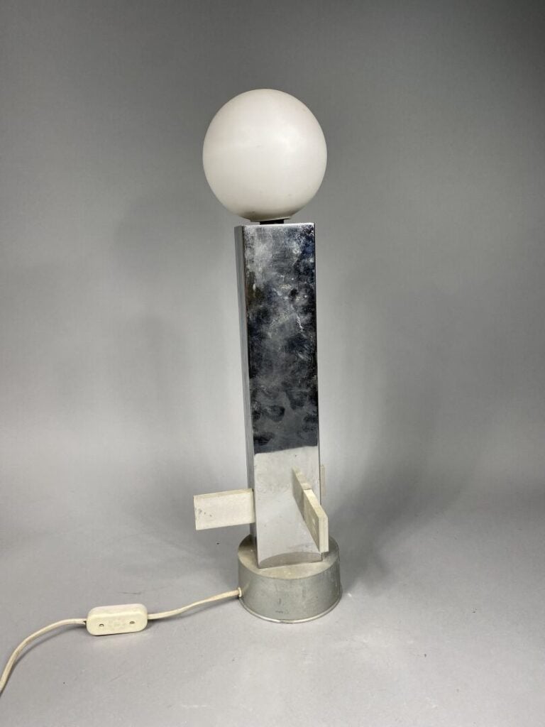 Lampe en acier brossé et métal chromé à fût composé d'éléments quadrangulaires,…