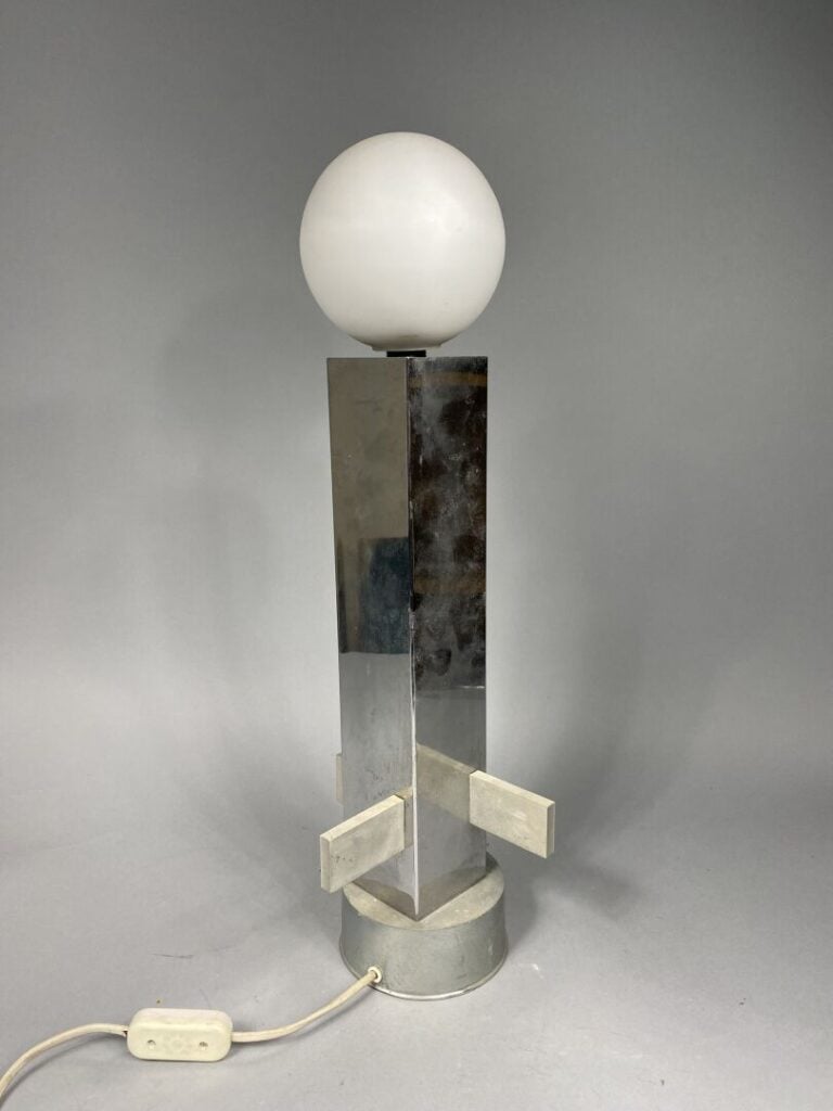Lampe en acier brossé et métal chromé à fût composé d'éléments quadrangulaires,…