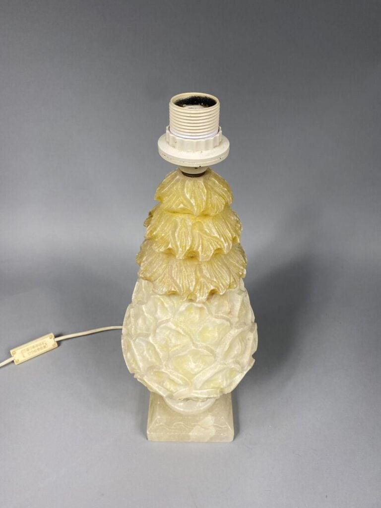 Lampe en albâtre sculpté formant un ananas stylisé - H : 40 cm - (usures, petit…