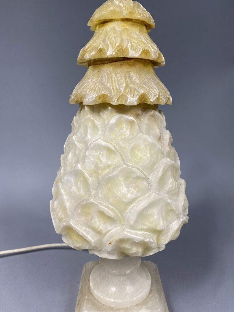 Lampe en albâtre sculpté formant un ananas stylisé - H : 40 cm - (usures, petit…