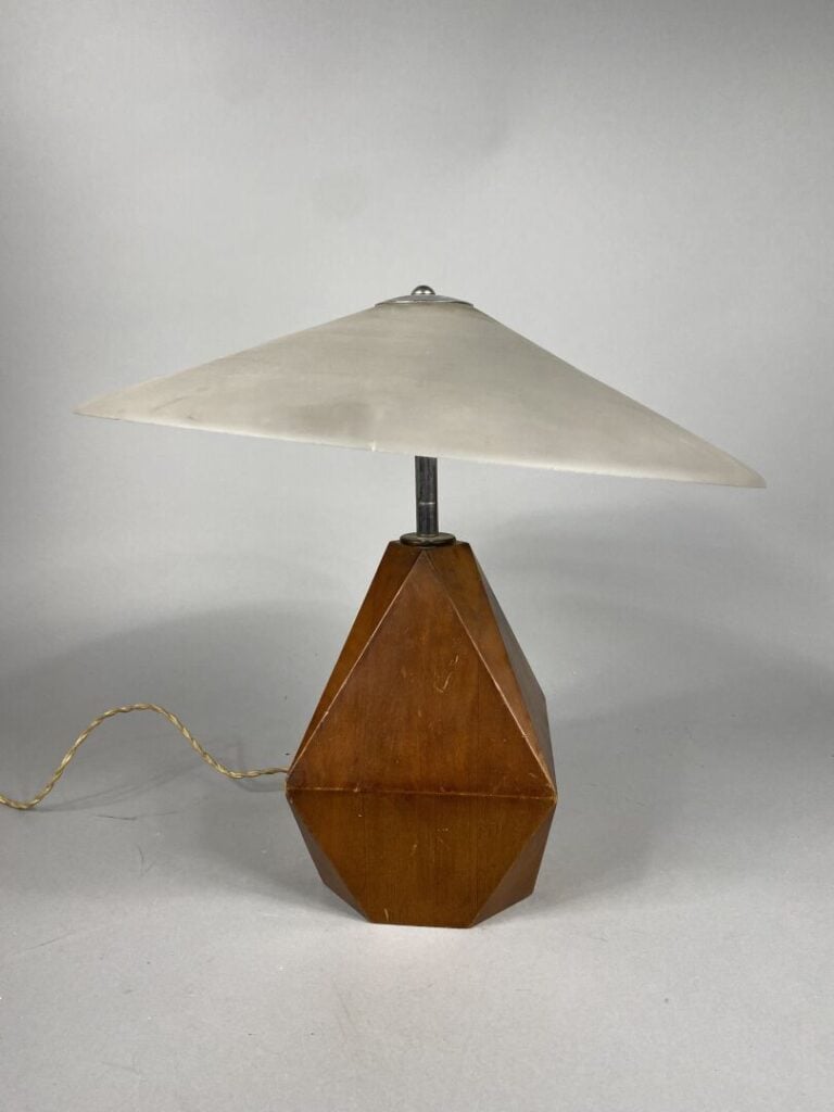 Lampe en bois à pans, abat-jour cônique en verre poli - H (totale) : 39 cm