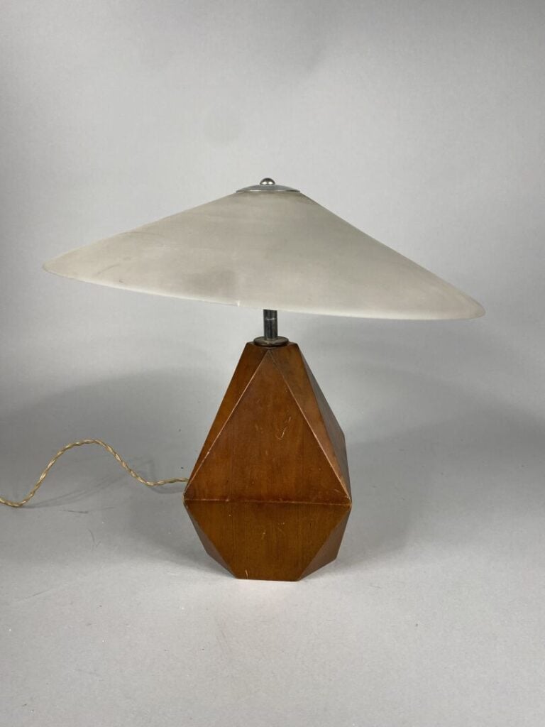 Lampe en bois à pans, abat-jour cônique en verre poli - H (totale) : 39 cm