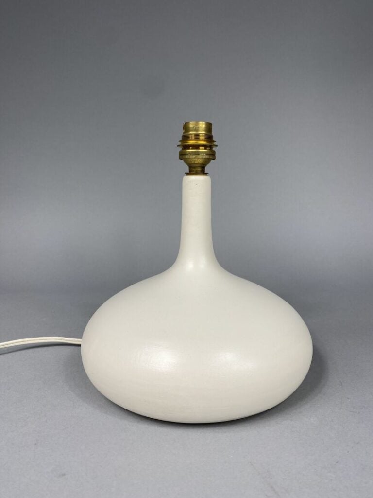 Lampe en céramique blanche à col étroit et large panse. - porte une marque - H:…