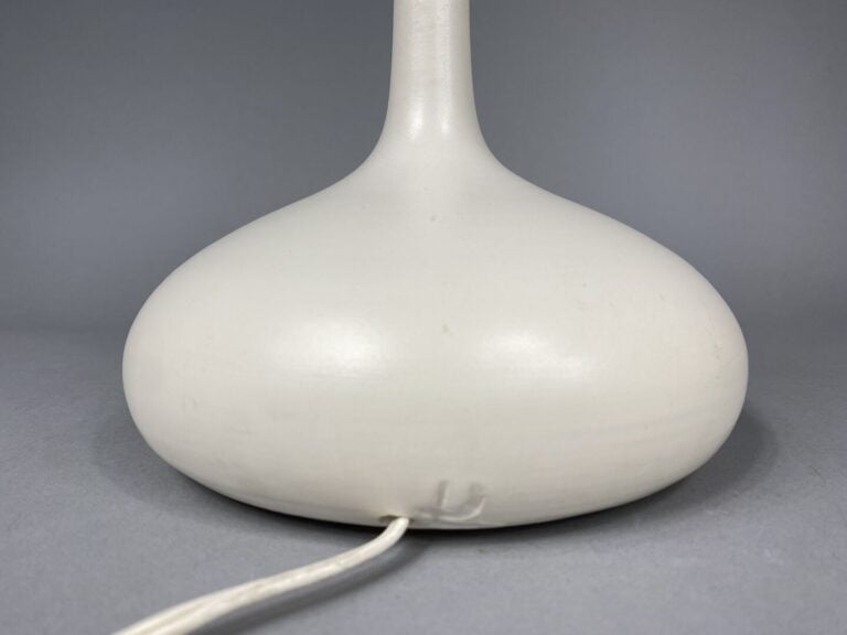 Lampe en céramique blanche à col étroit et large panse. - porte une marque - H:…
