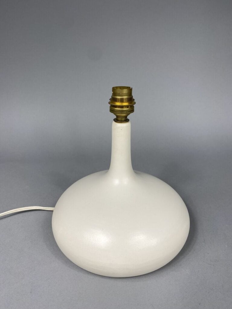 Lampe en céramique blanche à col étroit et large panse. - porte une marque - H:…
