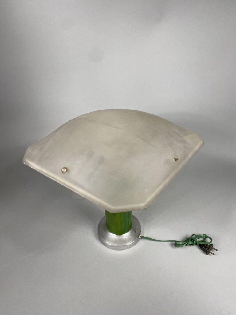 Lampe en composition laqué vert et métal chromé, abat-jour en verre poli de for…