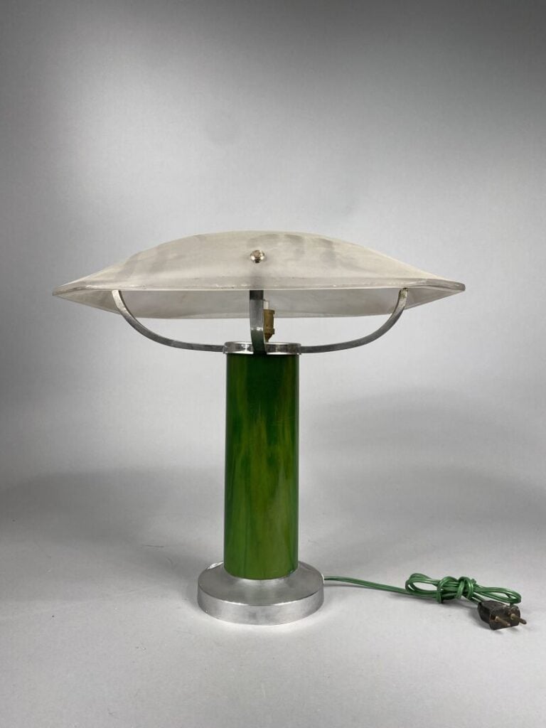 Lampe en composition laqué vert et métal chromé, abat-jour en verre poli de for…