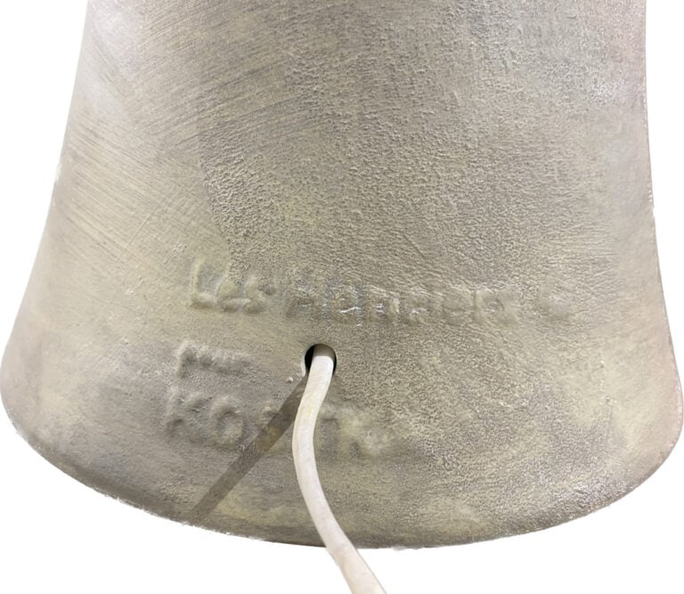 LES HERITIERS, Kostka - Lampadaire à fût étranglé en céramique dans les tons gr…