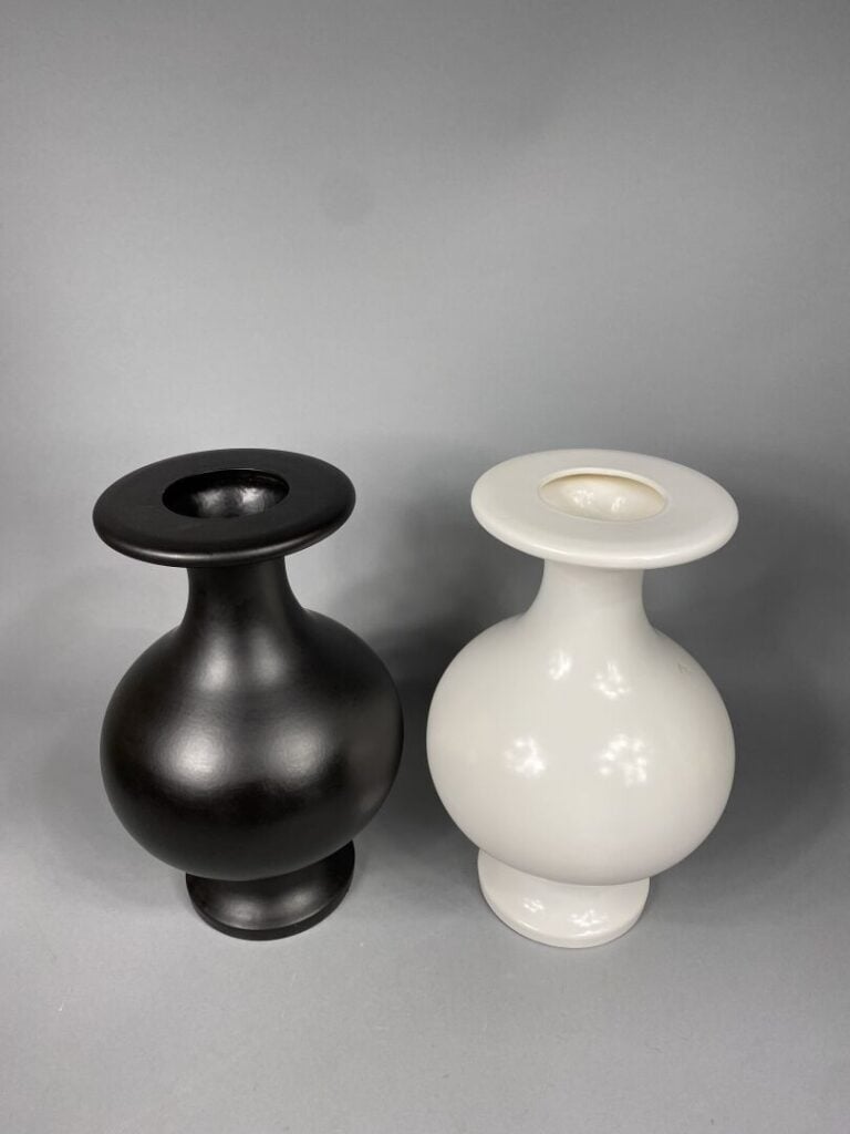 LES HERITIERS - Paire de vases balustres en céramique émaillée blanc pour l'un…