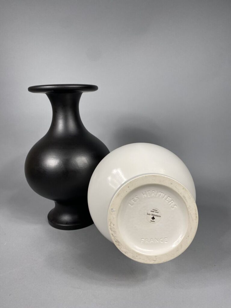 LES HERITIERS - Paire de vases balustres en céramique émaillée blanc pour l'un…