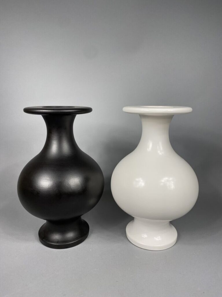 LES HERITIERS - Paire de vases balustres en céramique émaillée blanc pour l'un…