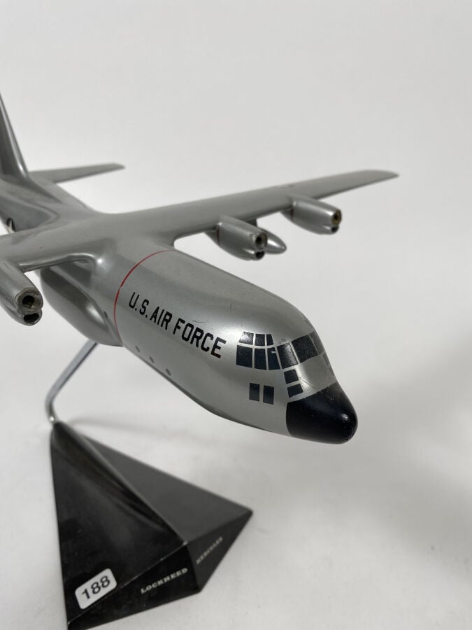 Lockheed C130 Hercules USAF80157 au 1/100ème en métal peint réalisé par Mathys…