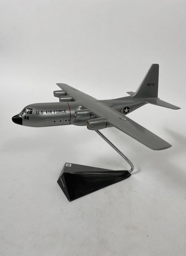Lockheed C130 Hercules USAF80157 au 1/100ème en métal peint réalisé par Mathys…