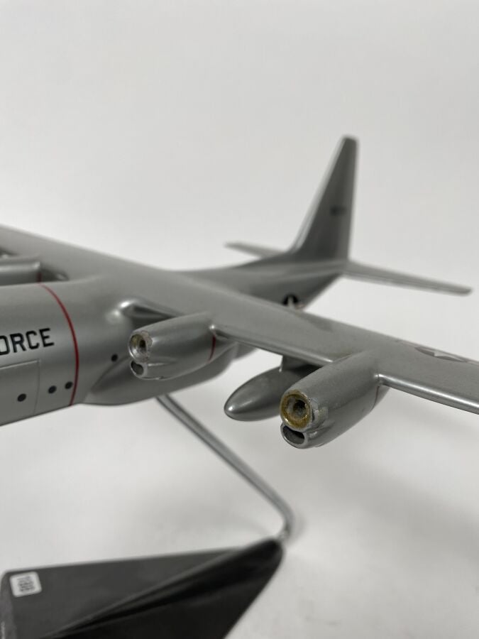 Lockheed C130 Hercules USAF80157 au 1/100ème en métal peint réalisé par Mathys…