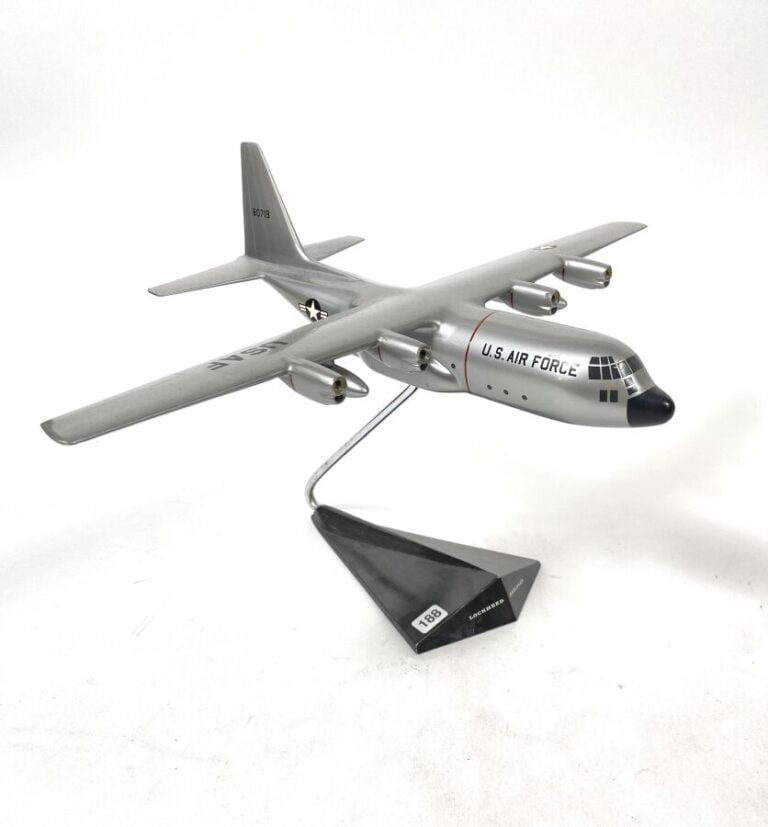 Lockheed C130 Hercules USAF80157 au 1/100ème en métal peint réalisé par Mathys…
