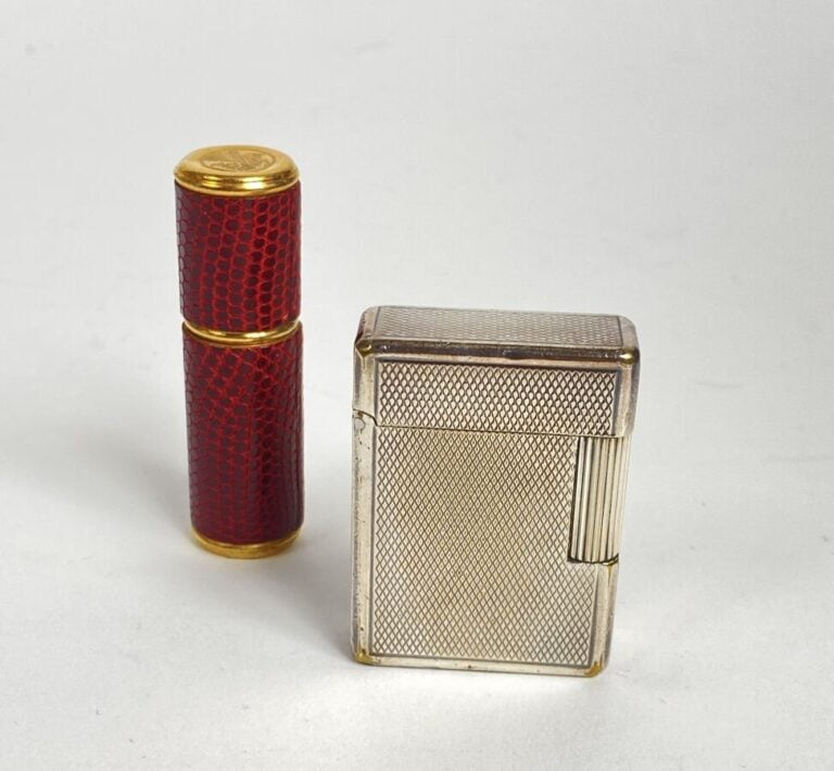 Lot de 2 briquets de poche ; petit cylindrique recouvert de lézard Air France 1…
