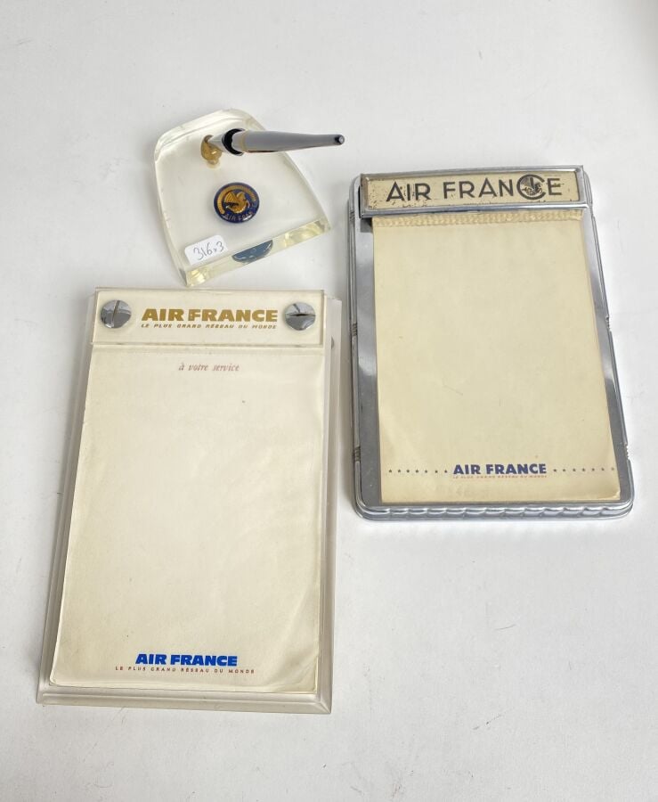Lot de 3 blocs papier Air France en aluminium poli de 1950, en plastique bleu m…