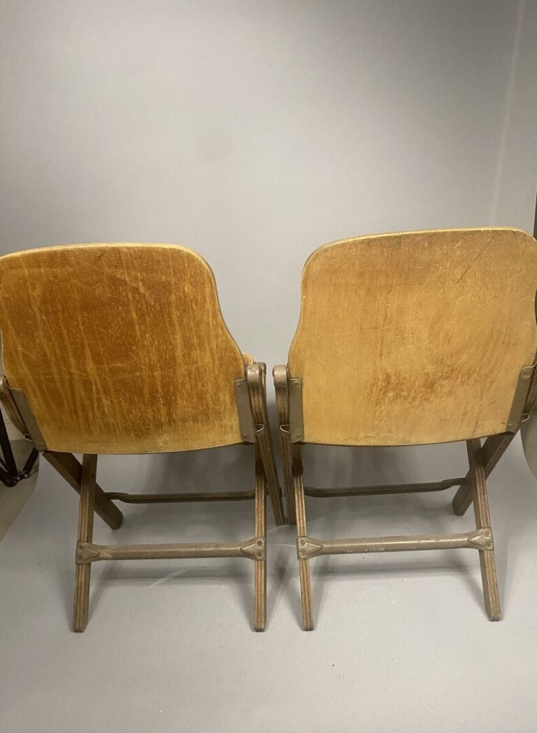Lot de quatre chaises pliantes en bois - Marque au revers de l'assise "d". - H…