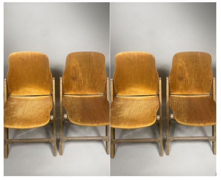 Lot de quatre chaises pliantes en bois - Marque au revers de l'assise "d". - H…