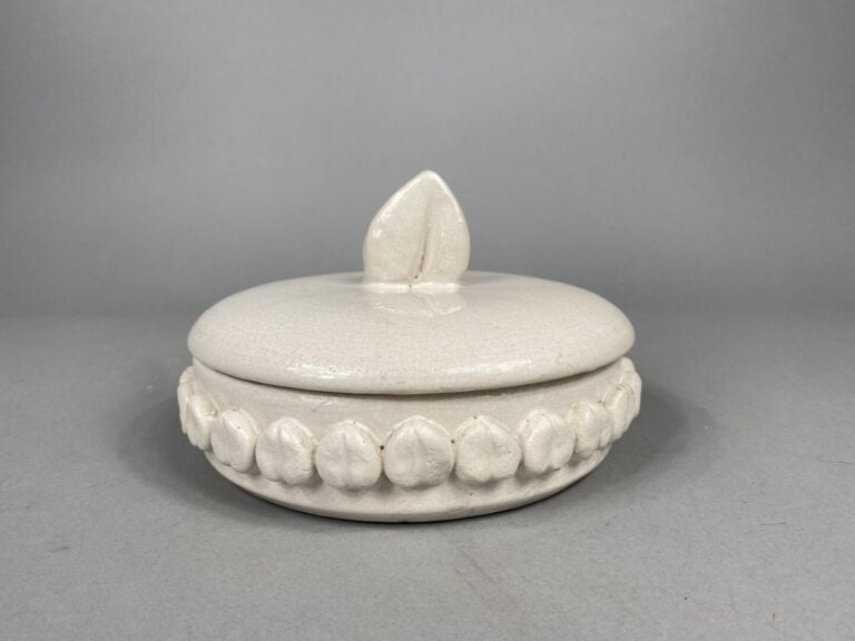 MADOURA - Boîte couverte de forme ronde en céramique émaillée blanc finement cr…