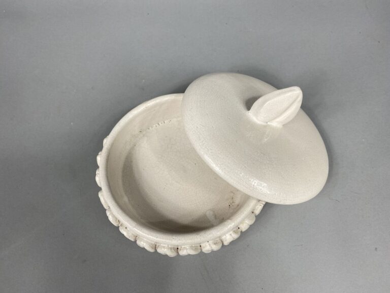 MADOURA - Boîte couverte de forme ronde en céramique émaillée blanc finement cr…