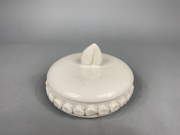 MADOURA - Boîte couverte de forme ronde en céramique émaillée blanc finement cr…