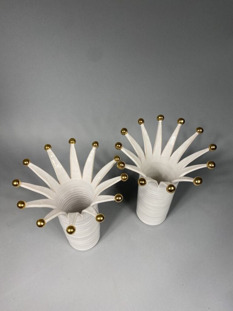 MALICORNE - Paire de vases en faience émaillée blanche, le col est ajouré et fo…