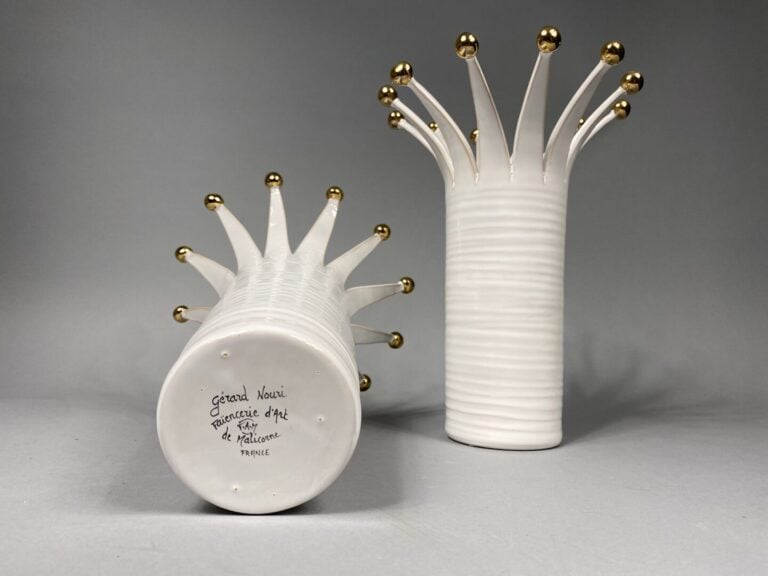 MALICORNE - Paire de vases en faience émaillée blanche, le col est ajouré et fo…