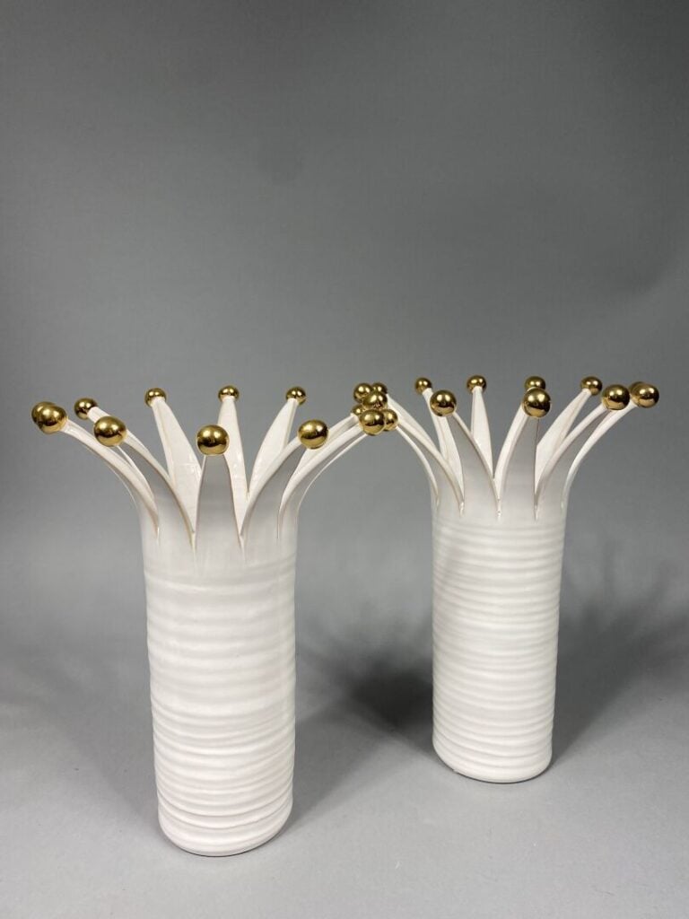 MALICORNE - Paire de vases en faience émaillée blanche, le col est ajouré et fo…