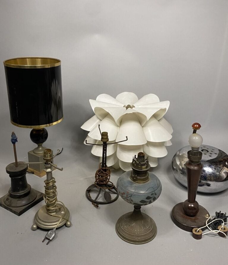 Mannette comprenant une lampe à pétrole en verre moulé à décor de rinceaux feui…