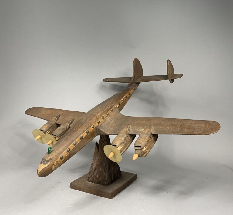 Maquette d'avion en bois et plastique - H : 43 cm - (manque) - On joint un modè…