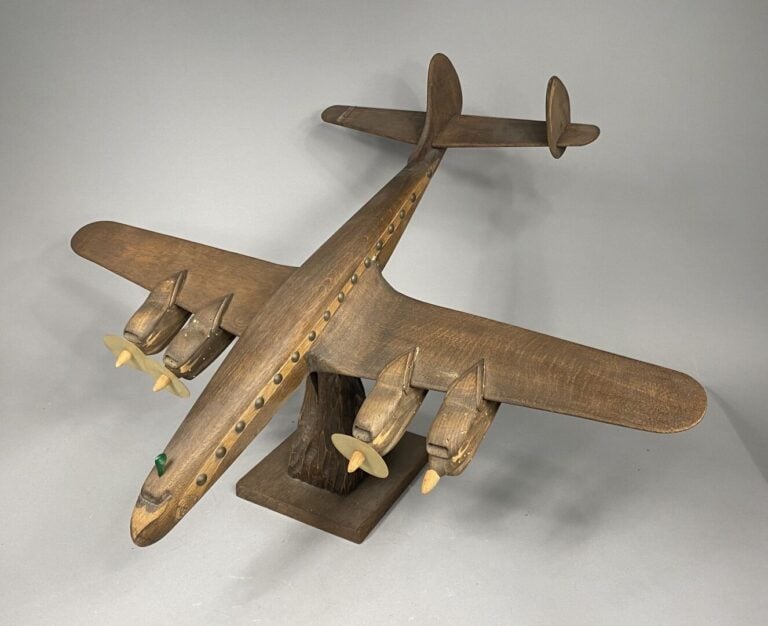 Maquette d'avion en bois et plastique - H : 43 cm - (manque) - On joint un modè…