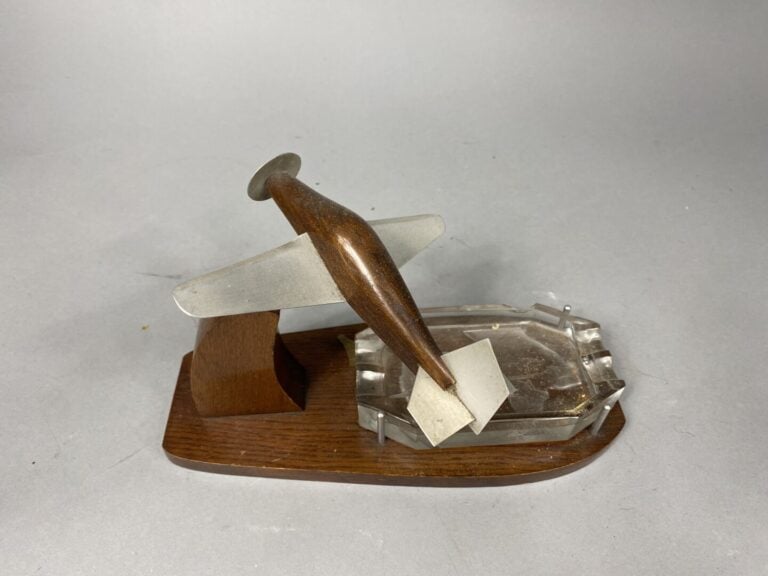 Maquette d'avion en bois et plastique - H : 43 cm - (manque) - On joint un modè…