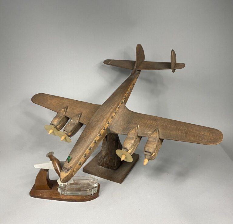 Maquette d'avion en bois et plastique - H : 43 cm - (manque) - On joint un modè…