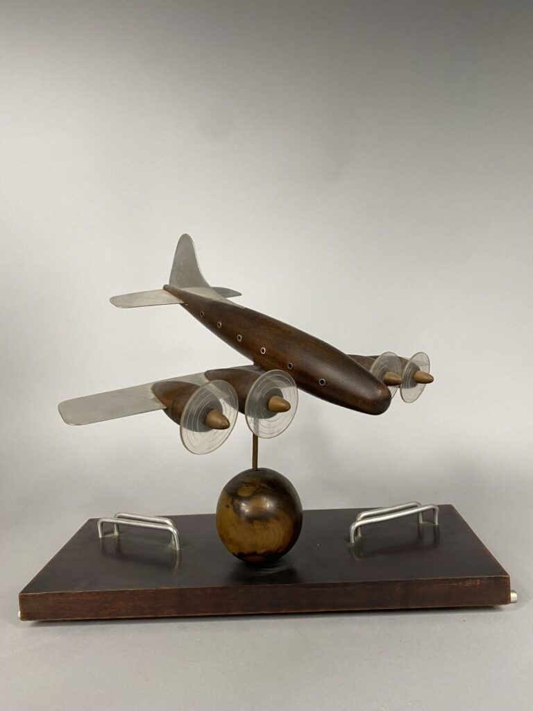 Maquette de bureau en bois, métal chromé et plastique représentant un avion à h…