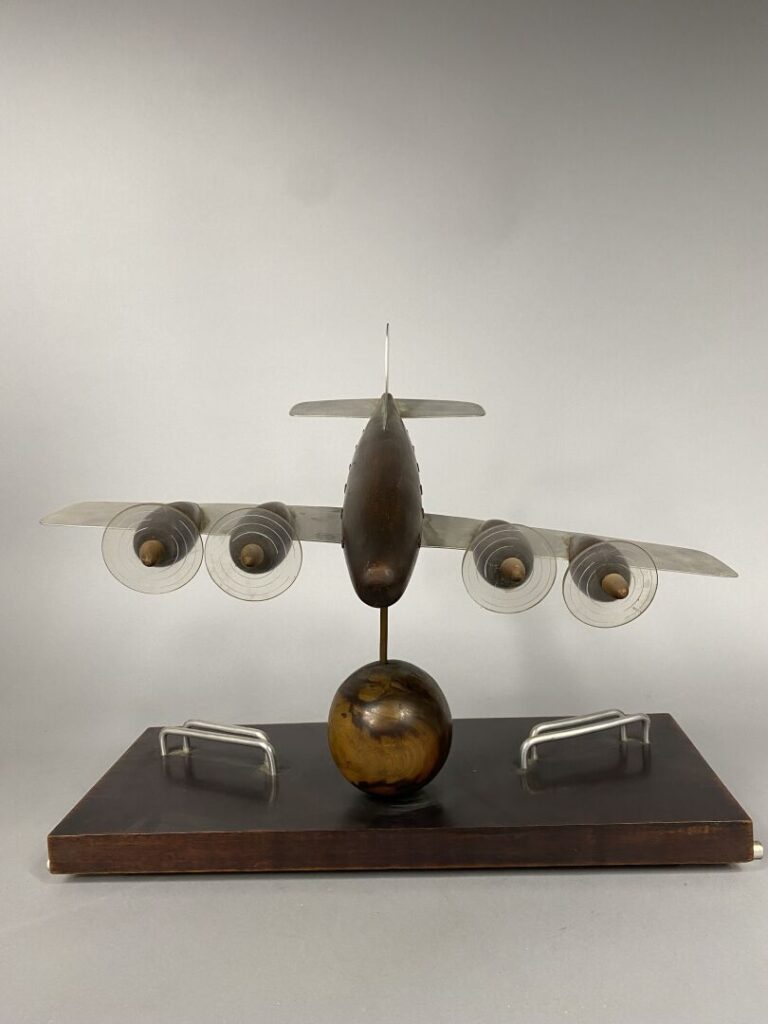Maquette de bureau en bois, métal chromé et plastique représentant un avion à h…