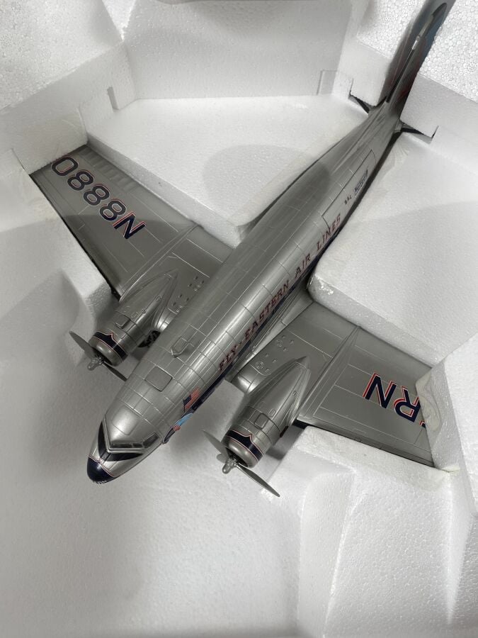 Maquette du Douglas DC3aun 1/50éme pour Eastern Air Lines, F-8808 en aluminium…