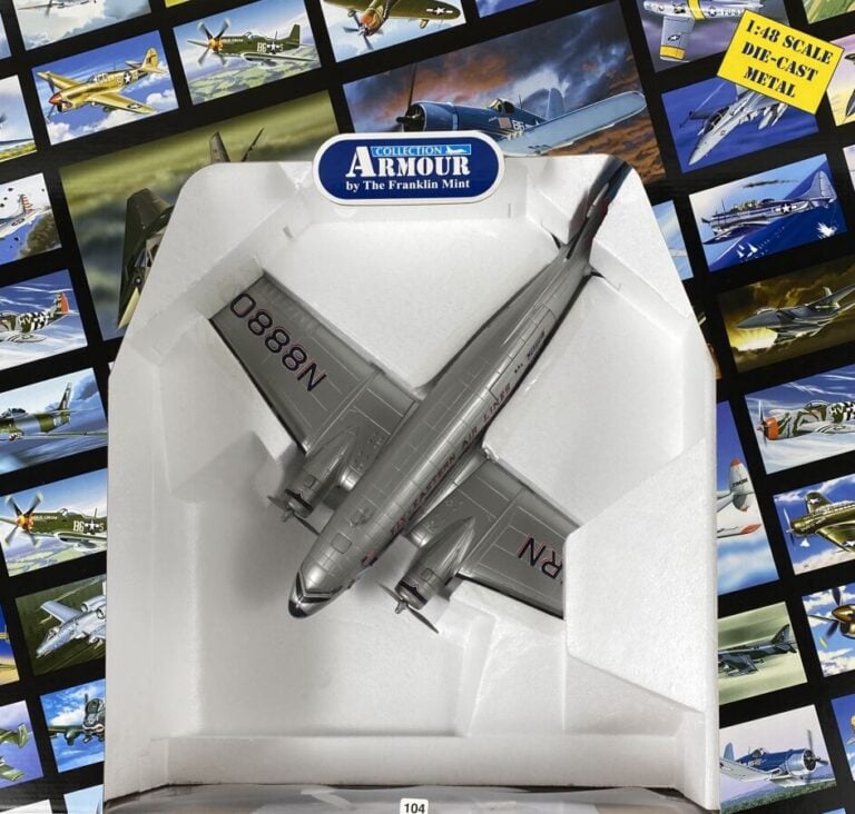 Maquette du Douglas DC3aun 1/50éme pour Eastern Air Lines, F-8808 en aluminium…